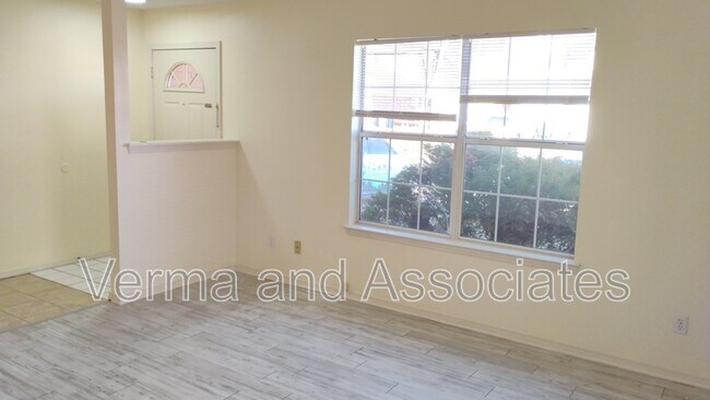 Building Photo - 44 Holly Dr