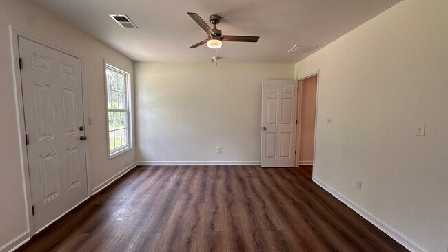 Building Photo - 142 Sass Dr