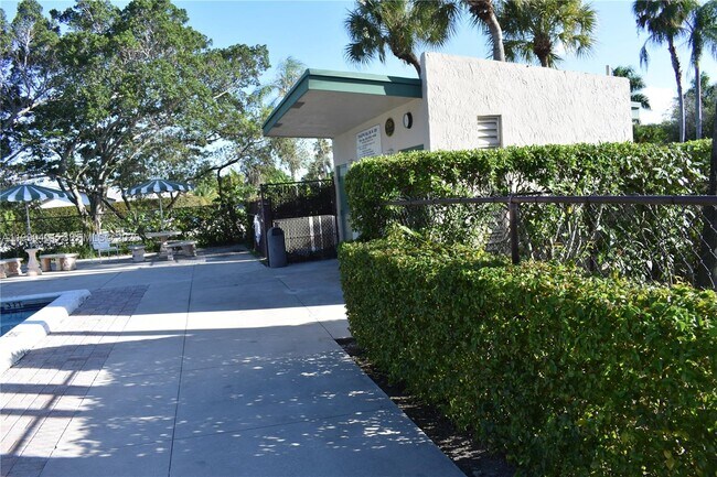 Building Photo - 454 Lakeview Dr