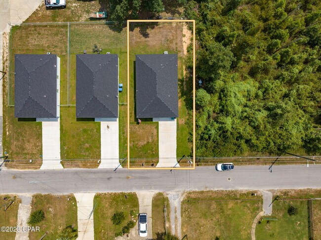 Building Photo - 526 Camellia Ave