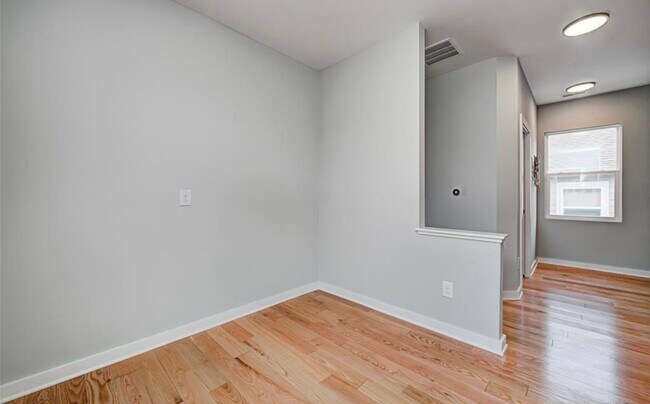 Building Photo - 2028 Columbia Ave
