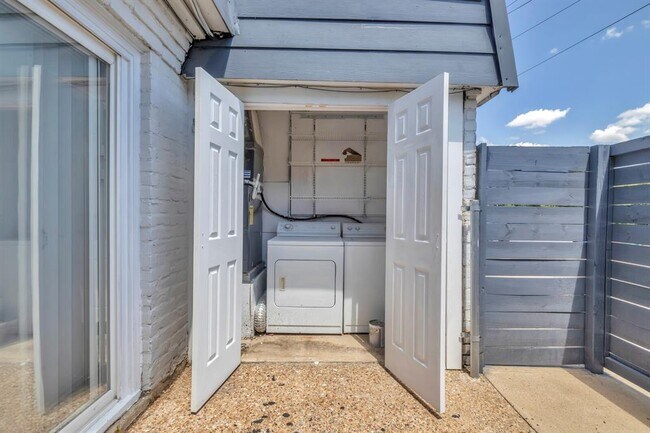 Building Photo - 2808 Skyway Cir
