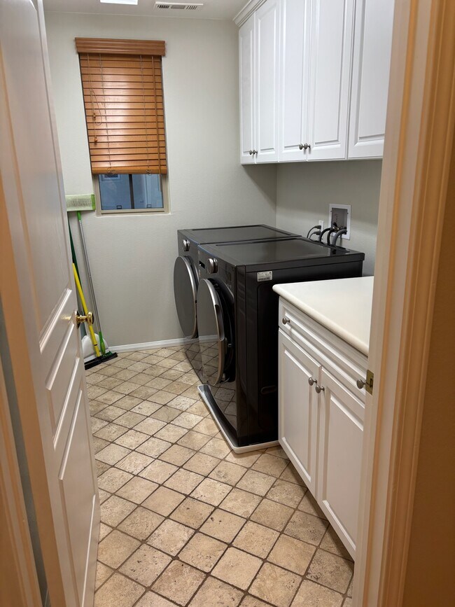 Building Photo - 92 Sarabande