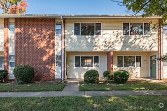 Building Photo - 2 bedroom, 2.5 bath townhouse-style condo ...