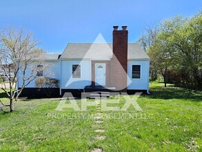 Building Photo - Beautifully Renovated - 3 Bd 2 Ba Craftsma...
