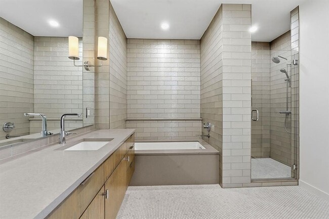 Building Photo - 1010 W 10th St