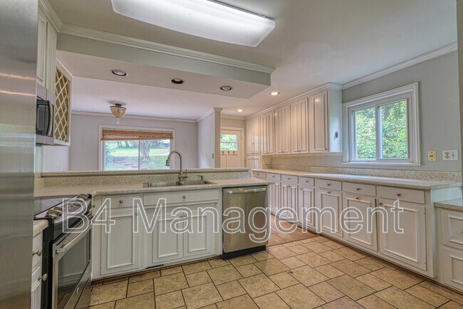 Building Photo - 925 Brentwood Dr