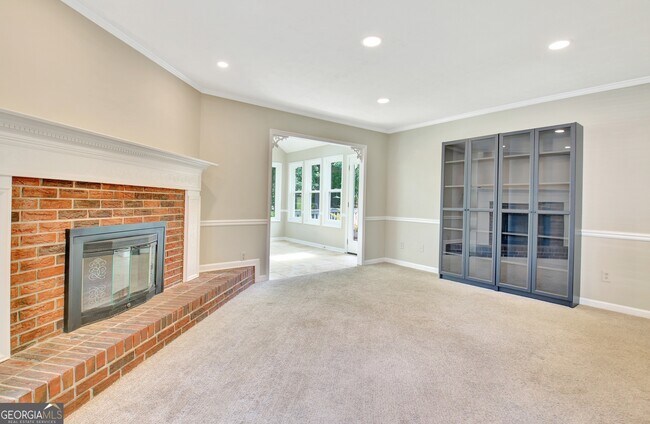 Building Photo - 303 Calgary Dr