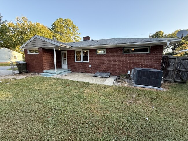 Building Photo - 2500 E 3rd St