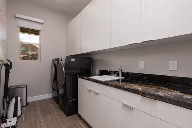 Building Photo - 393 Robledo St
