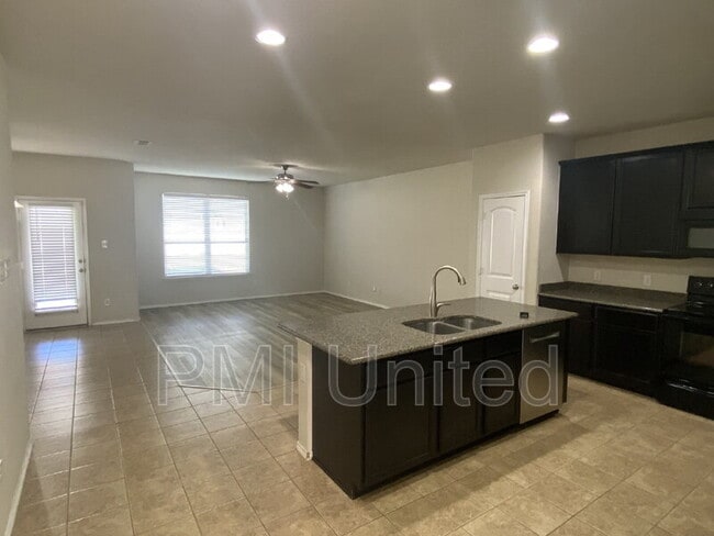Building Photo - 9145 Blackstone Dr