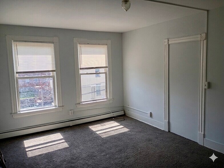 Building Photo - 77 Garden St