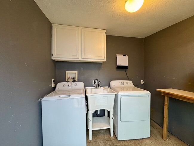 Building Photo - Newly Renovated 3 Separate Dwelling property in Denver! Available NOW