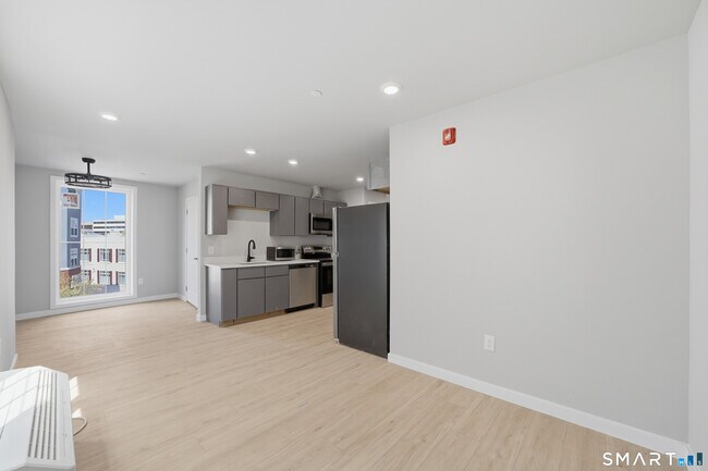 Building Photo - 589 Bedford St