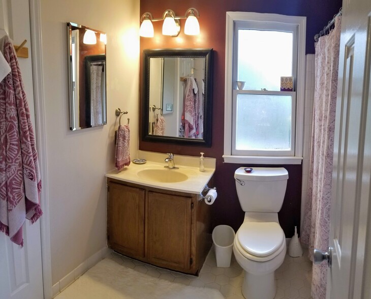 Upstairs Bathroom - 7 Steeple Chase Ct