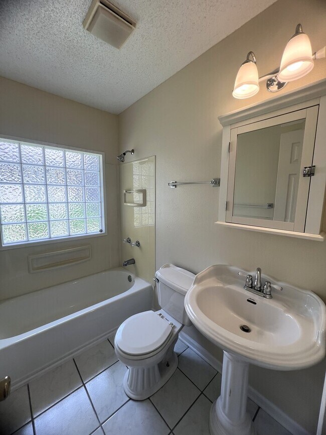 Building Photo - 1421 Spruce St