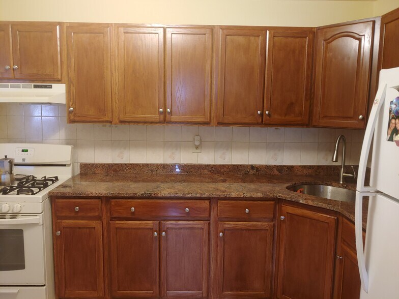 Building Photo - 305 College Dr