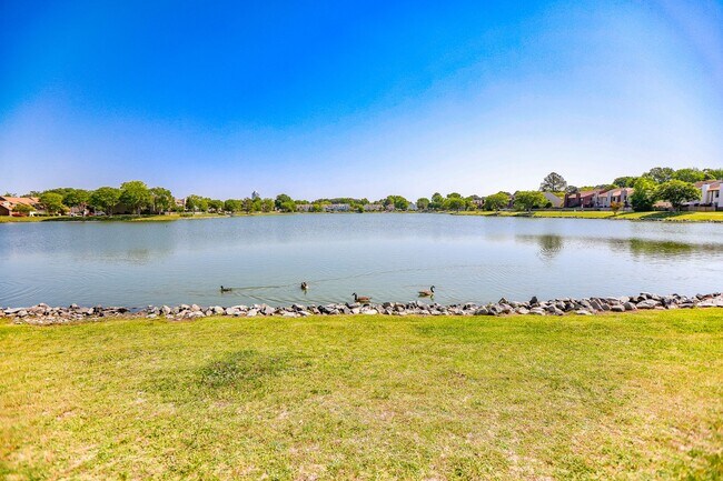 Building Photo - "Charming Kempsville Lake Townhome – Great Amenities & Location!"