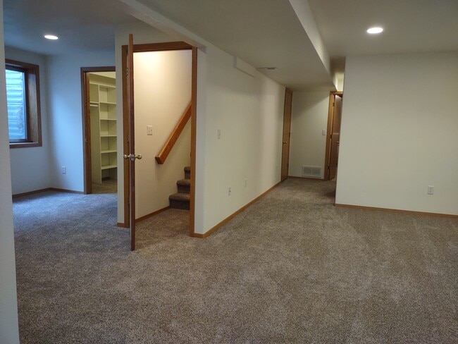 Building Photo - 2544 Begonia Ct