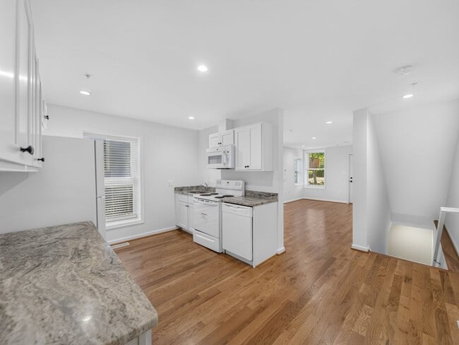 Building Photo - Newly Built 4BR/3BA Two-Level Townhome with Parking - Minutes to Navy Yard & Capitol Hill