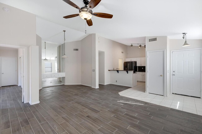 Building Photo - 302 N Hudson Pl