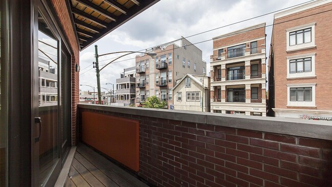 Building Photo - 1449 W Fullerton Ave