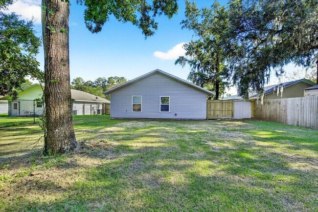 Building Photo - 2126 Center Way