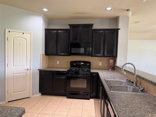 Building Photo - 905 Golden Bear Ln