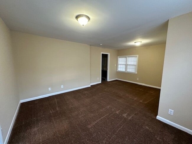 Building Photo - Conveniently located 3 bedroom/2 Bath house