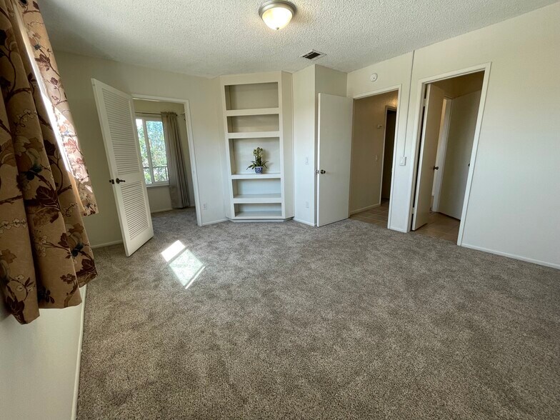 Master bedroom - 918 S Mountain Ave