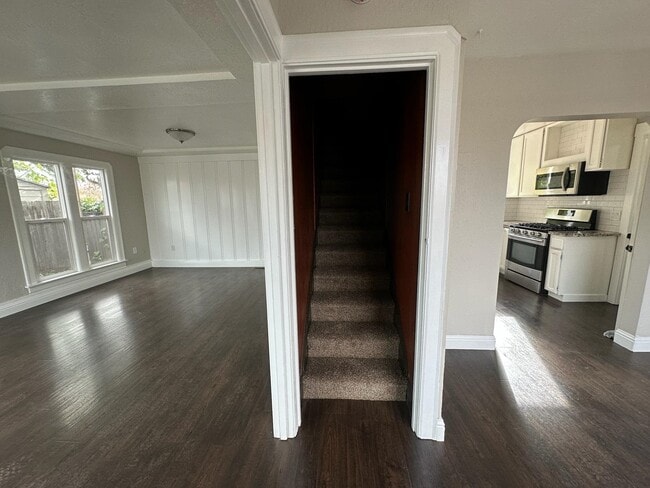 Building Photo - 315 W 3rd St