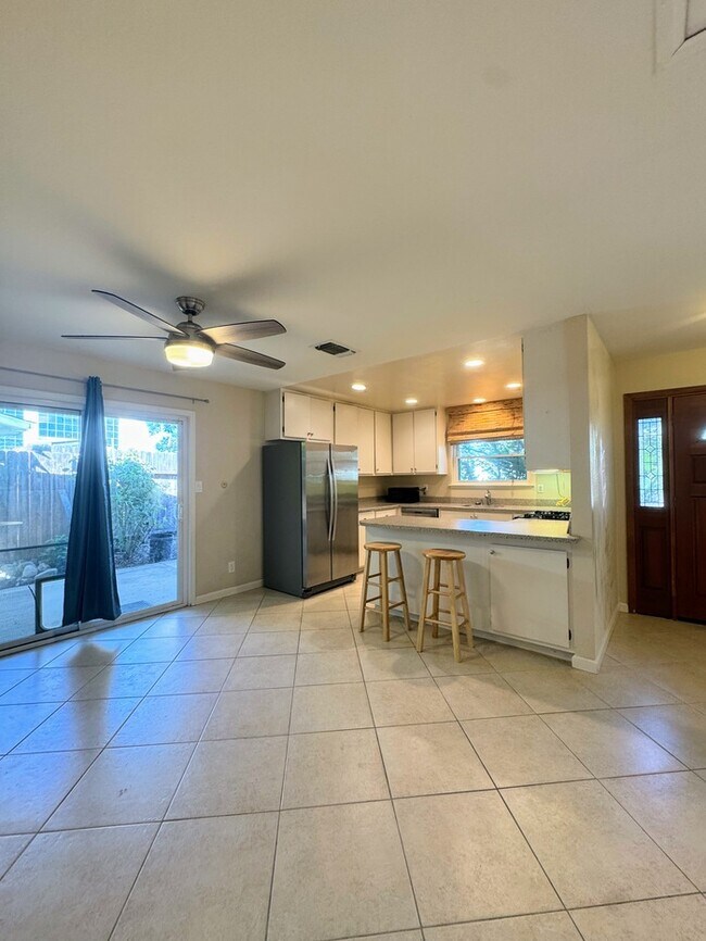 Building Photo - 4BR SFR w/ 2-Car Garage, RV Parking & Big Yard in Rocklin