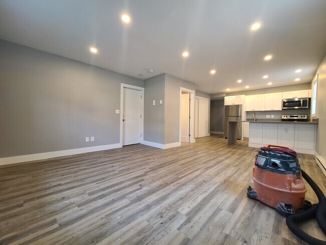 Building Photo - 15 Carson St