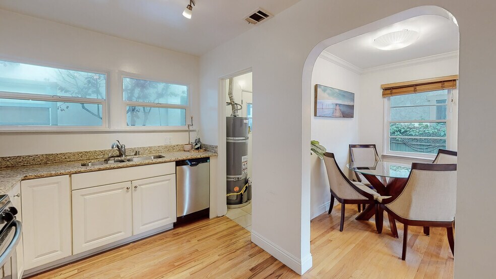 Kitchen - 904 Victoria Ave