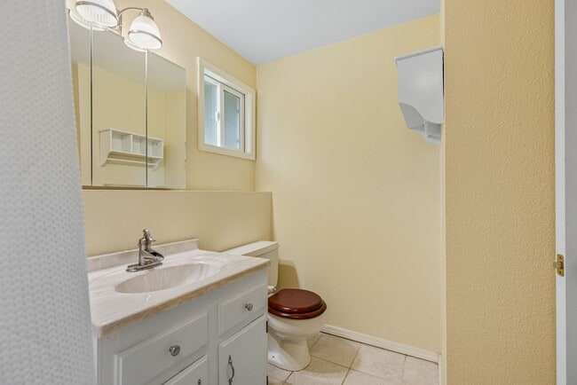 Building Photo - 3 bedroom 3 bath Finn Hill Kirkland