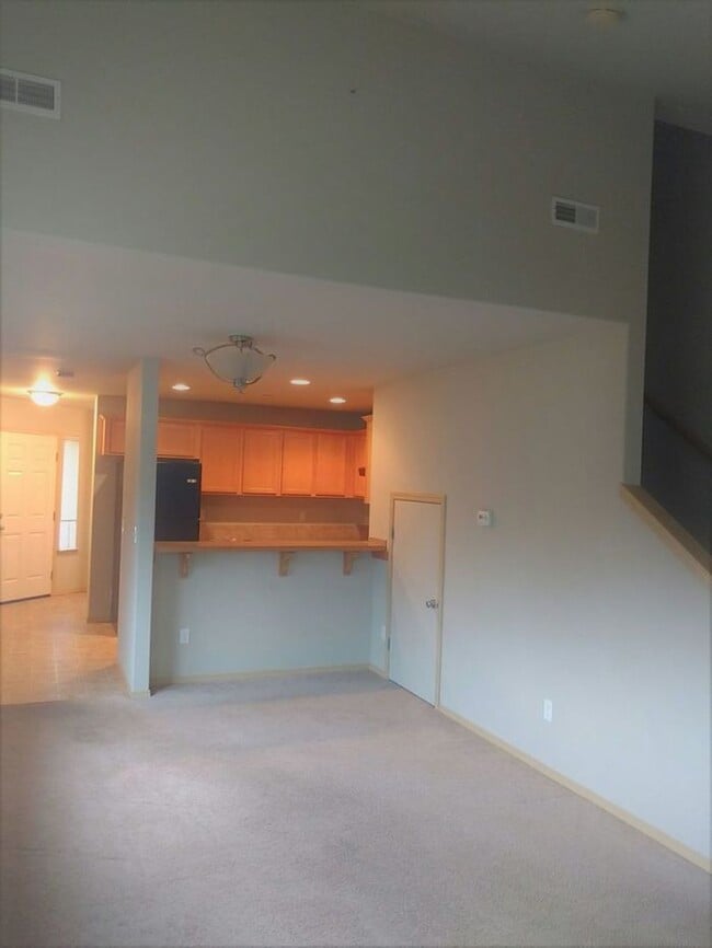 Building Photo - Beautifully Maintained 2 Bedroom Townhome