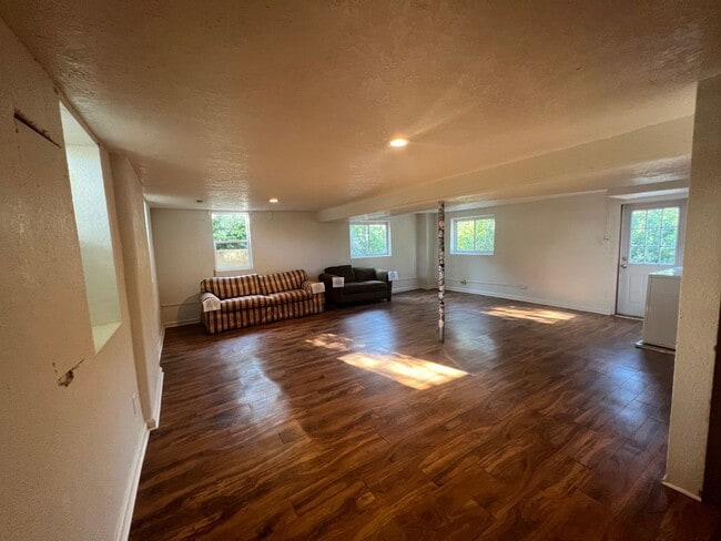 Building Photo - Spacious 5 Bedroom House East of Campus