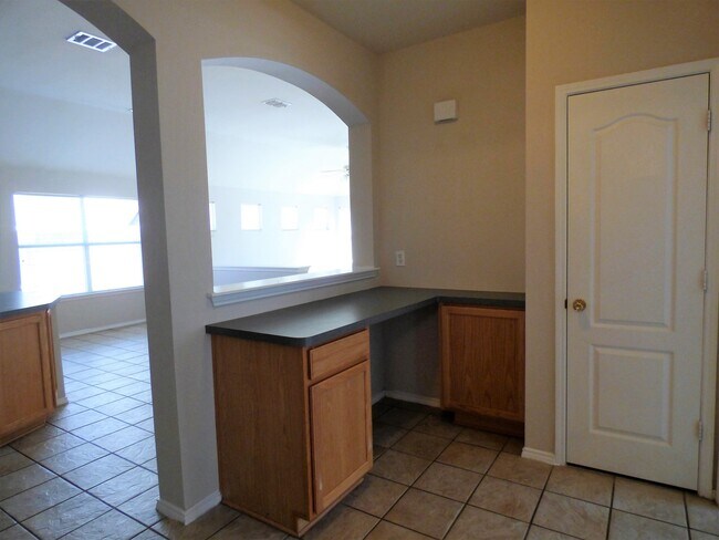 Building Photo - 3-bedroom, 2-bath home in a quiet neighborhood