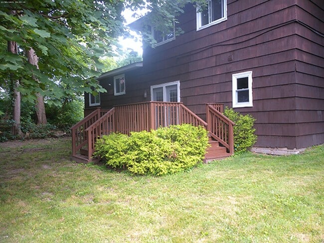 Building Photo - AVAILABLE 7/1/26 - Beautiful 5 Bedroom Sin...