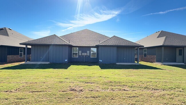 Building Photo - 3 Bedroom 2 Bath 2 Car Garage Duplex in Gr...