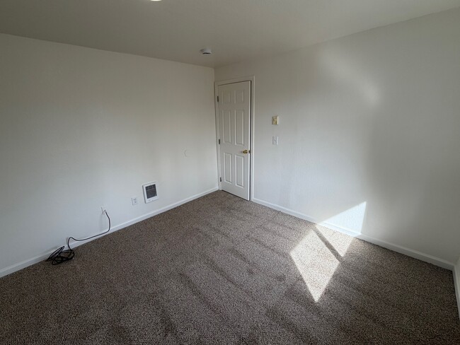 Building Photo - 4338 Ward Pl NE