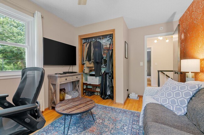 Building Photo - Charming 3 Bedroom Home Golden Valley