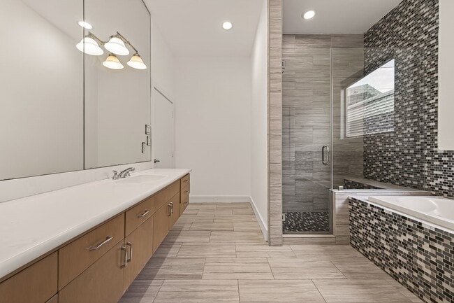 Building Photo - 724 Ruthven St