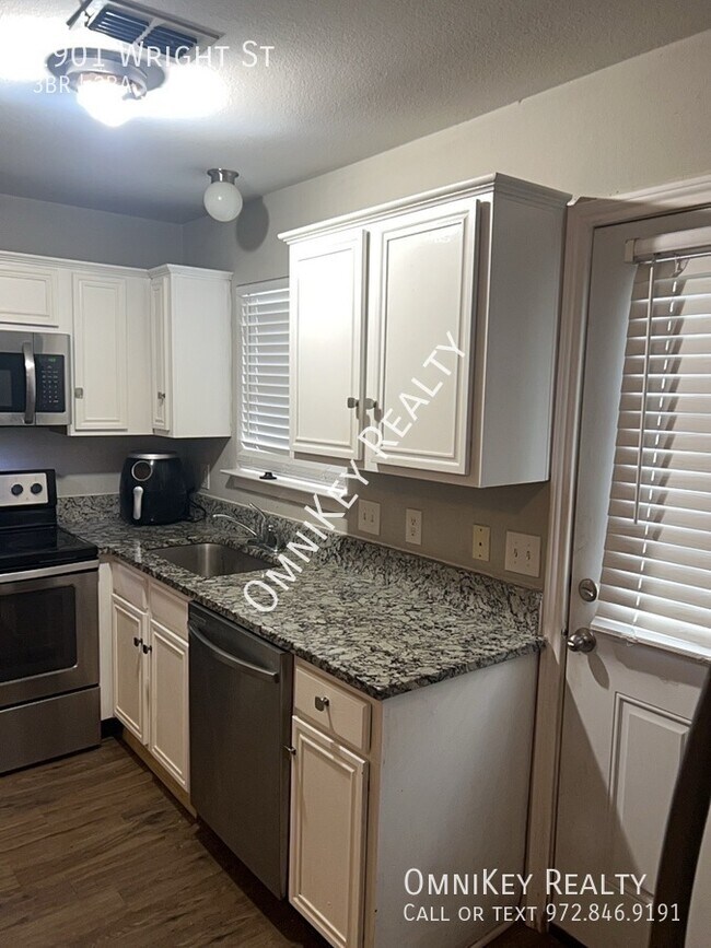 Building Photo - 1901 Wright St