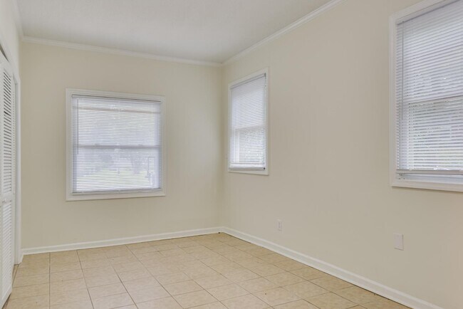 Building Photo - 1209 Azalea Dr