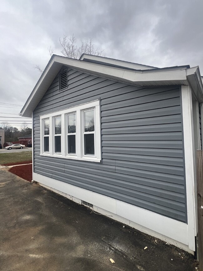 Building Photo - Charming 3-Bedroom Home with 3 Full Bathro...
