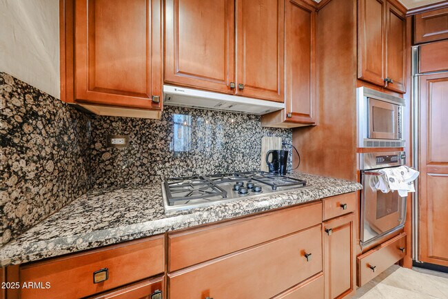 Building Photo - 2211 E Camelback Rd