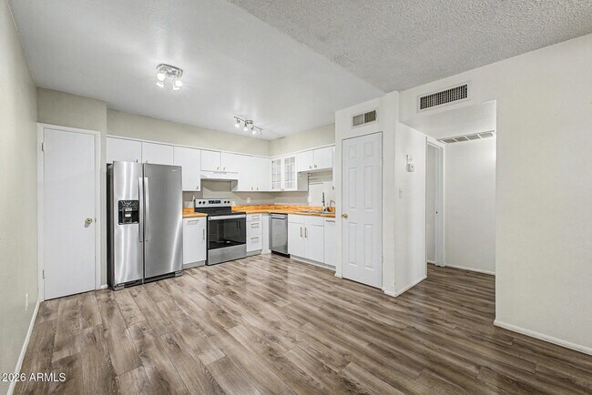 Building Photo - 830 S Dobson Rd