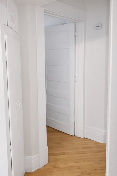 Building Photo - 810 University Ave SE