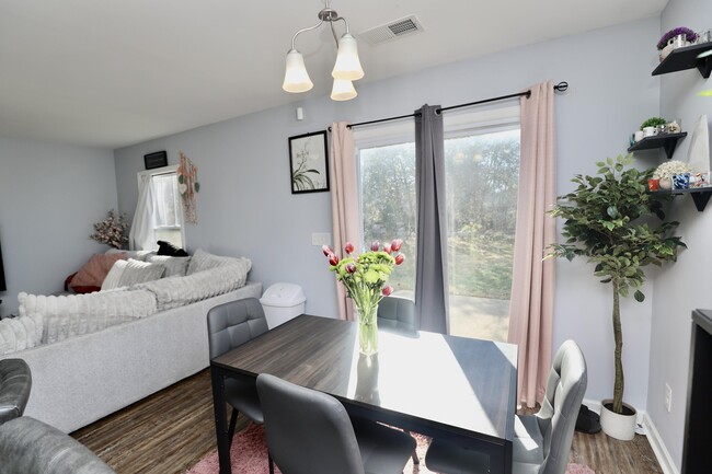 Building Photo - 1009 Providence Plantation Dr